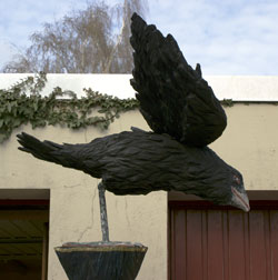 Raabe auf Sockel, Holzskulptur